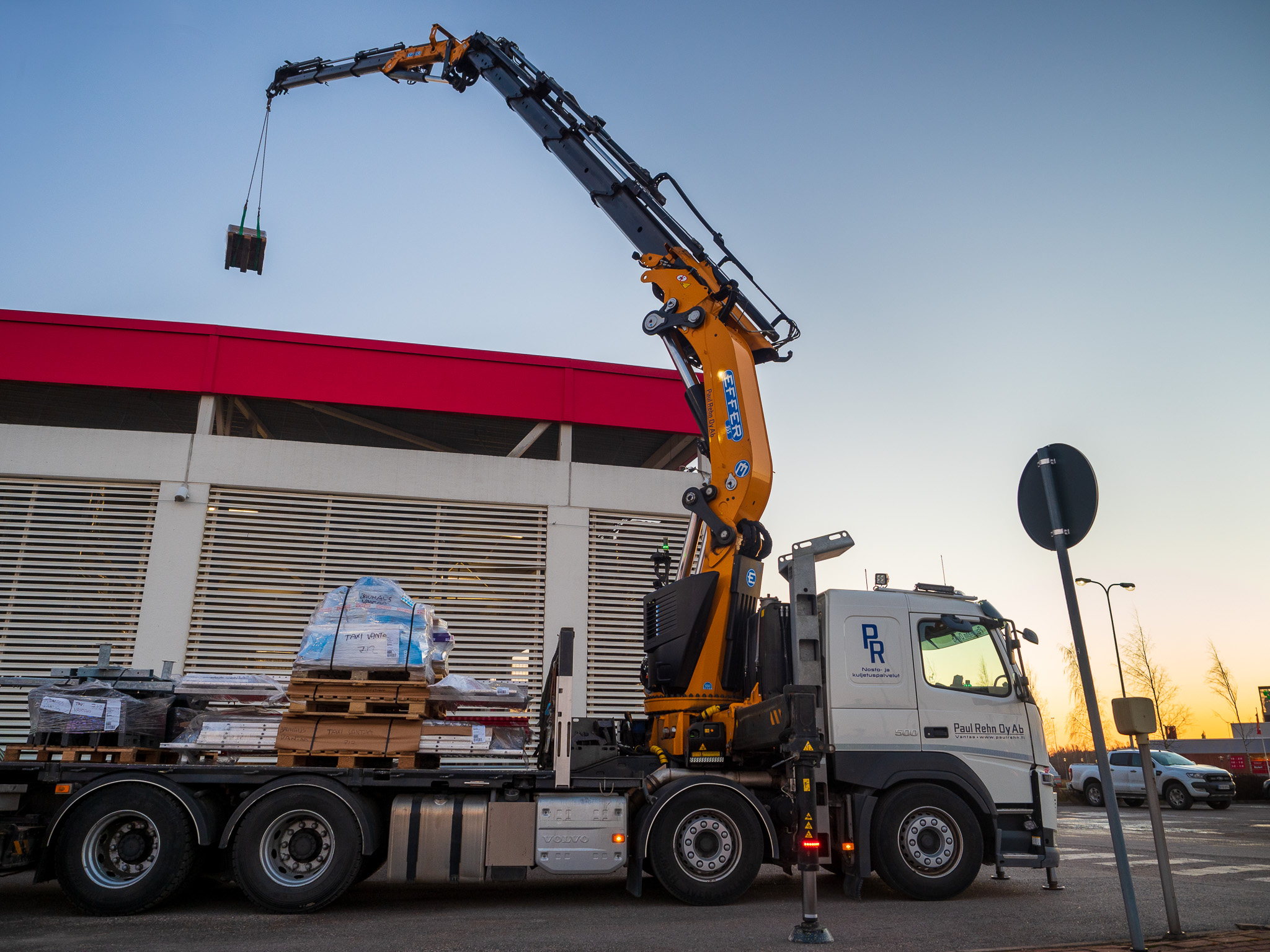 Raskas asennusnosturiauto