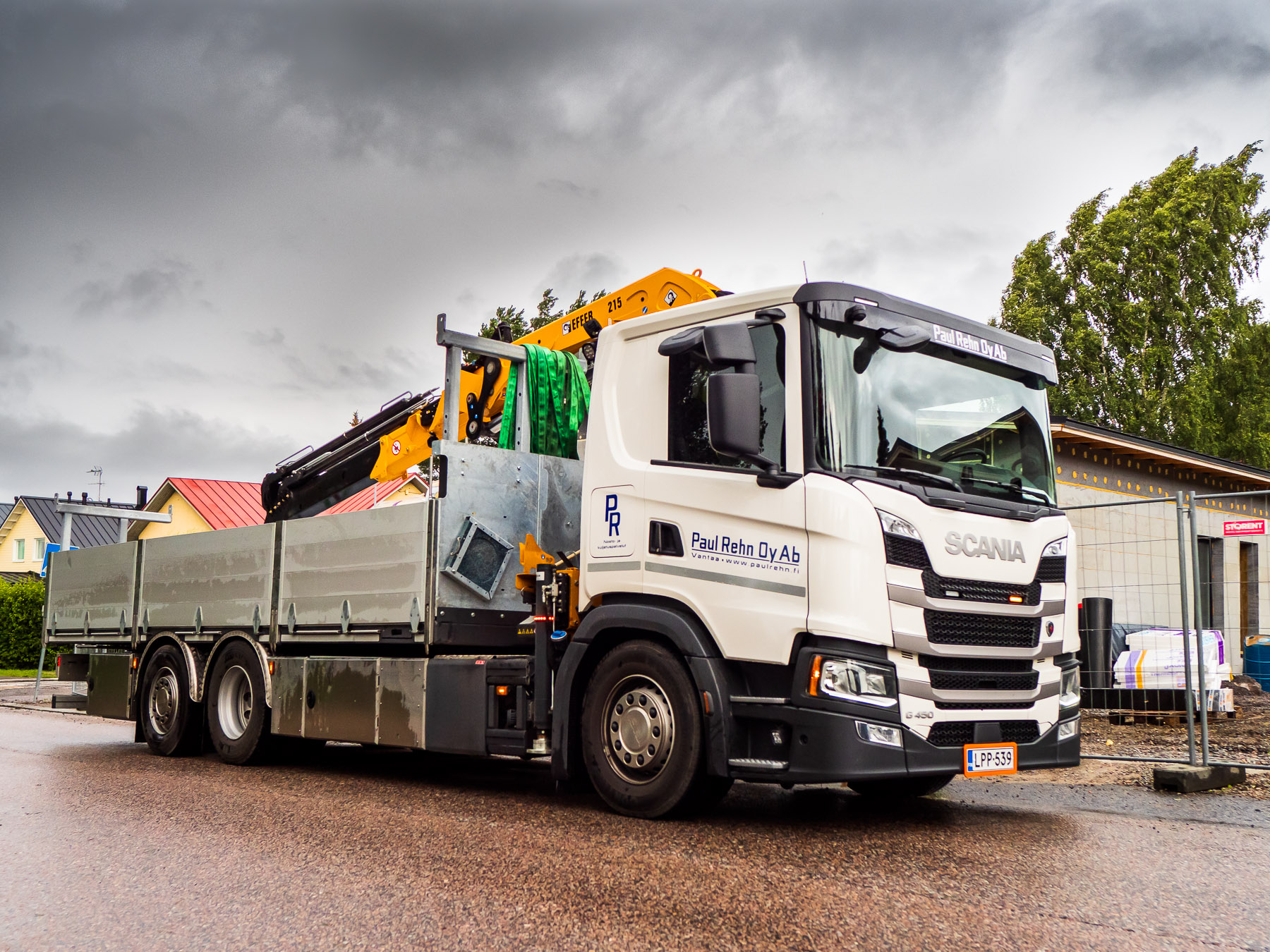 Keskiraskas nosturiauto